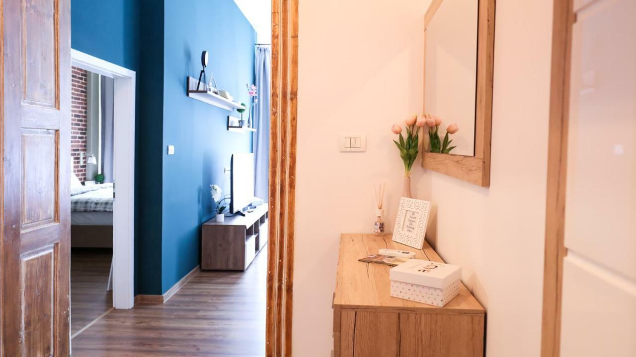 Unirii Old Square 4 *